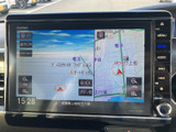 地図を画面いっぱいに表示でき、現在地や周辺の道路を確認しやすいナビです。画面脇にはメニューや音量の操作部も並び、必要な機能へアクセスしやすい構成です。