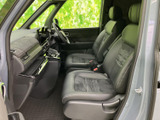 前席は座面と背もたれにゆとりがあり、運転席からの見通しも確保しやすい印象です。落ち着いた色合いでまとまった室内は、日常使いにもなじみやすい空間です。