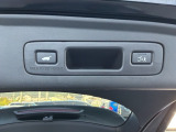 運転席とリアゲート本体に開閉スイッチを装備し、とても便利な電動リアゲート!