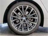 【BMWアロイホイル】軽量かつ強度に拘ったアロイホイル。走行性能ポテンシャルを引き出す設計。車の足元を引き締めてくれる大きなポイントはアロイホイルです。