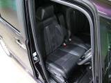程よい硬さとホールド性が高いシートで長時間運転も快適です。