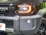 【LEDヘッドライト】悪天候や夜間走行時も良好な視界を確保し安心して運転できる高輝度LEDヘッドライトを装備!点灯速度が早く、消費電力も抑えられています。