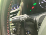 レバーには操作位置を示す表示があり、運転席から手元で確認しやすい配置です。前方の視界を保ちたい雨天時などにも、表示を確かめながら操作できるため、日々の運転で便利にお使いいただけます。