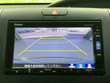 車両後方の映像とガイドラインを画面で確認でき、駐車時に周囲との距離を把握する目安になります。車庫入れや切り返しなど、後退時の確認に役立つ装備です。