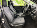 運転席と助手席は、身体を受け止める形状でゆったり座れる印象です。前方やサイドの視界も確保しやすく、落ち着いた色合いのシートで、毎日の移動も快適に過ごせます。