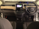 車内は光触媒抗菌消臭施工済です。インパネ周りはスタイリッシュなデザインで機能や装備も充実しています。グローブボックスやカップホルダーのほかにトレーなどたくさんの収納スペースが付いています。
