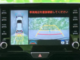 後方の映像と車両周囲の表示を同時に確認できる画面構成です。駐車時の後方確認を助け、画面上のガイド表示も目安にしながら操作できます。