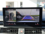 4台の広角サラウンドビューカメラが、車両の全周囲360度を瞬時に捉え、様々な角度からの映像を映し出し、駐車時の操作がより簡単になります。ギアをリバースに入れるか、センターコンソールのボタンで起動します。