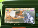 テレビ番組を表示できる画面を備え、停車中の休憩時間などに映像を視聴できます。画面から番組を楽しめる装備があることで、お出かけ先での待ち時間も快適に過ごせます。