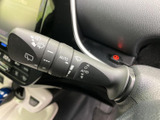 表示がレバー上にまとめられており、必要な設定を目で確認しやすい仕様です。天候が変わりやすい日にも手元で操作しやすく、雨天時の運転を支える身近な装備としてお使いいただけます。