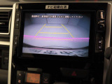 後退時に車両の後ろ側をモニター画面に表示します。車庫入れなどでバックする際に後方確認ができて便利です。車庫入れが苦手な人もこれで安心。
