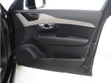 運転席ドアの全景です。キャビンを彩るすべてのものに、機能を形にした美しさが備わっています。