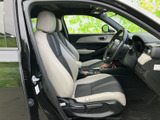 明るい色合いのシートと落ち着いた配色で、運転席まわりに開放感があります。前方や側方を見渡しやすく、ゆったり座って移動時間を過ごせる空間です。