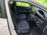 前席は座面と背もたれにゆとりが感じられ、落ち着いて過ごせる空間です。運転席から前方を見渡しやすく、助手席の方にもくつろいでいただきやすい室内です。