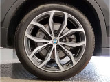【BMWアロイホイル】軽量かつ強度に拘ったアロイホイル。走行性能ポテンシャルを引き出す設計。車の足元を引き締めてくれる大きなポイントはアロイホイルです。