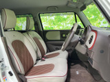 明るい色を基調にブラウンのアクセントを配したシートが、運転席まわりに落ち着いた印象を添えます。前方や側方の窓から外を見渡しやすく、乗り降りの際も車内の様子を確認できます。