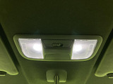 天井部に室内灯を備え、乗り降りの際や車内で手元を確認したい場面に便利です。左右に灯りが配置され、スイッチも中央にまとまっているため、必要なときに操作しやすい設計です。