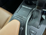 手元でナビゲーションなどの操作を可能にする「リモートタッチ」は、運転姿勢の変化を抑制し、スムーズな操作が可能です。