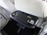 【後席用テーブル】ドリンクホルダーが付いた折りたたみ式のパーソナルテーブルです。運転席のシートバックに装備しているパーソナルテーブルです。