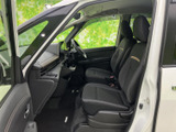 前席は運転席と助手席が並び、背もたれや座面にゆとりを感じる配置です。大きな窓から周囲を見渡しやすく、落ち着いた色合いの室内で毎日の運転を快適に始められます。