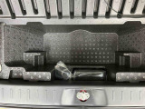 リアラゲッジ下部も収納スペースを備えています。常時積んでおきたい道具など、使い分けできます!