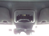 オーバーヘッドコンソールでは優しいLEDライトで車内を照らしてくれます。タッチ式になりますので触れるだけで点灯できます。