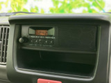 中央に配置されたオーディオは、表示部とボタンがまとまっていて、運転席から確認しやすいレイアウトです。周辺にも操作部が整然と並び、日常の移動中にも扱いやすい印象です。