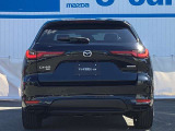堂々とした佇まいとワイド感を強調したCX-60のリアビュー。特徴的なLEDテールランプが先進性と高い質感を演出します。「引き算の美学」が息づく、洗練された美しい後ろ姿を見る度に高揚感を得られます。