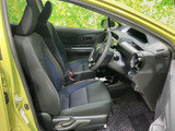 前席は背もたれと座面にゆとりを感じる形状で、運転席まわりまで見渡しやすい配置です。落ち着いた色合いのシートが、日々の乗車を心地よく支えます。
