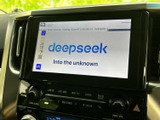停車時に映像やテレビを視聴できる画面を備えています。休憩中など、車内でひと息つきたい時間にも活用でき、見やすい大画面でコンテンツを楽しめるのがうれしいポイントです。