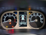 様々な車両情報を表示できるTFTマルチインフォメーションディスプレイを中央に配した視認性の高い大型2眼メーターです