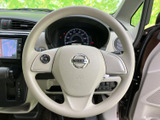 ステアリングにはボタン類が配置され、手元で車内の機能を扱いやすい仕様です。メーターやナビ画面とあわせて必要な情報を確認でき、日常の運転時にも自然に使える装備となっています。