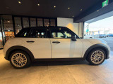 ☆MINIの車の始まりは大人四人がギリギリ乗れるコンパクトな車です!!今となっては3ナンバーですが、もともとは5ナンバーの車でした!!