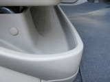後部座席の足元には傘などが収納できるスペースがあります