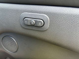 運転席のパワーシートには2パターンのメモリ機能付きです。