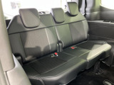 3人掛けのシートとそれぞれのヘッドレストが備わり、後席にも複数人で乗車できるレイアウトです。座面と背もたれは落ち着いた色合いで、同乗者が過ごす空間をすっきりとまとめています。