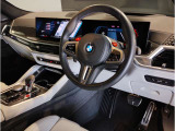 【ハンドル】ドライバーとBMW車の一体感がダイレクトに伝わるステアリングホイール。形状・太さへの拘りに加えて、操作性を高める為にスイッチ類も配置。クイックかつ安定のドライビングを体感下さい!