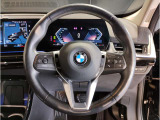 【ハンドル】ドライバーとBMW車の一体感がダイレクトに伝わるステアリングホイール。形状・太さへの拘りに加えて、操作性を高める為にスイッチ類も配置。クイックかつ安定のドライビングを体感下さい!
