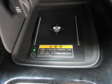 対応スマホを置くだけで、ワイヤレスで充電可能です。