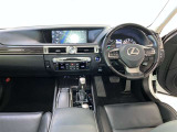 運転席周りのレイアウトをご覧ください。ナビゲーションが綺麗に装着されすっきり収まってますね!
