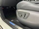 電動パワーシートです。 高級車によく付いてますね。 ポジションを細かく調整、出来るので長時間の運転もリラックスして出来ちゃいますね。