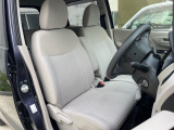 運転席まわりには十分なスペースがあり、大柄な方でもゆったり運転していただける環境です。