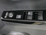 運転席のパワーウインドスイッチで全席窓の開閉・ロック操作ができます。