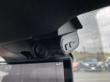 インテリジェント ルームミラーです。車両後方のカメラ映像をミラー面に映し出します。