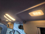 前の天井のルームランプです。点けると車内全体が明るくなります。
