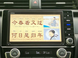 画面に映像を表示でき、停車中の待ち時間にテレビや映像を楽しめる装備です。画面表示を確認しやすく、休憩時などに活用できます。ご利用の際は必ず安全な場所に停車してください。