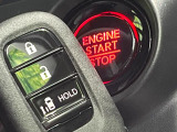 【Hondaスマートキー】カバンやポケットに入れたままでもドアの施錠・解錠が可能なスマートキーを装備。エンジンのオン・オフ時もカギを取り出す必要が無いからとっても便利です♪