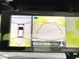 後方の映像に加え、車両周辺を上から見た表示も確認できます。駐車時に目視と合わせて周囲を確かめやすく、後退時の安全確認や駐車位置の調整に役立つ装備です。