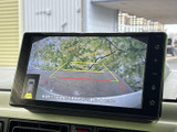 後方の映像とガイドラインを画面で確認でき、駐車時の周囲確認をサポートします。車両の位置も表示されるため、後退時に状況を把握しやすく、駐車場での操作に役立ちます。
