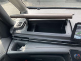 助手席前のダッシュボードに小物スペースがありますので財布や携帯電話を置いたりととても便利です!!